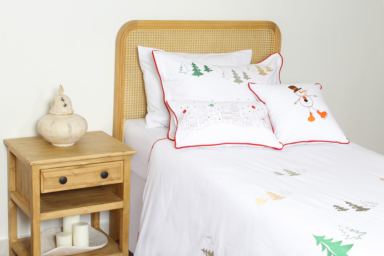 رودولف 3 ست لحاف وکاور بزرگسال گلدوزی یک نفره هفت تکه بروجرد طرح رودولف رنگ سفید - Image 1