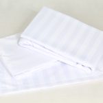 کاور تمام ست یک نفره سه تکه 90 بروجرد طرح سیلور هتلی باند پهن رنگ سفید