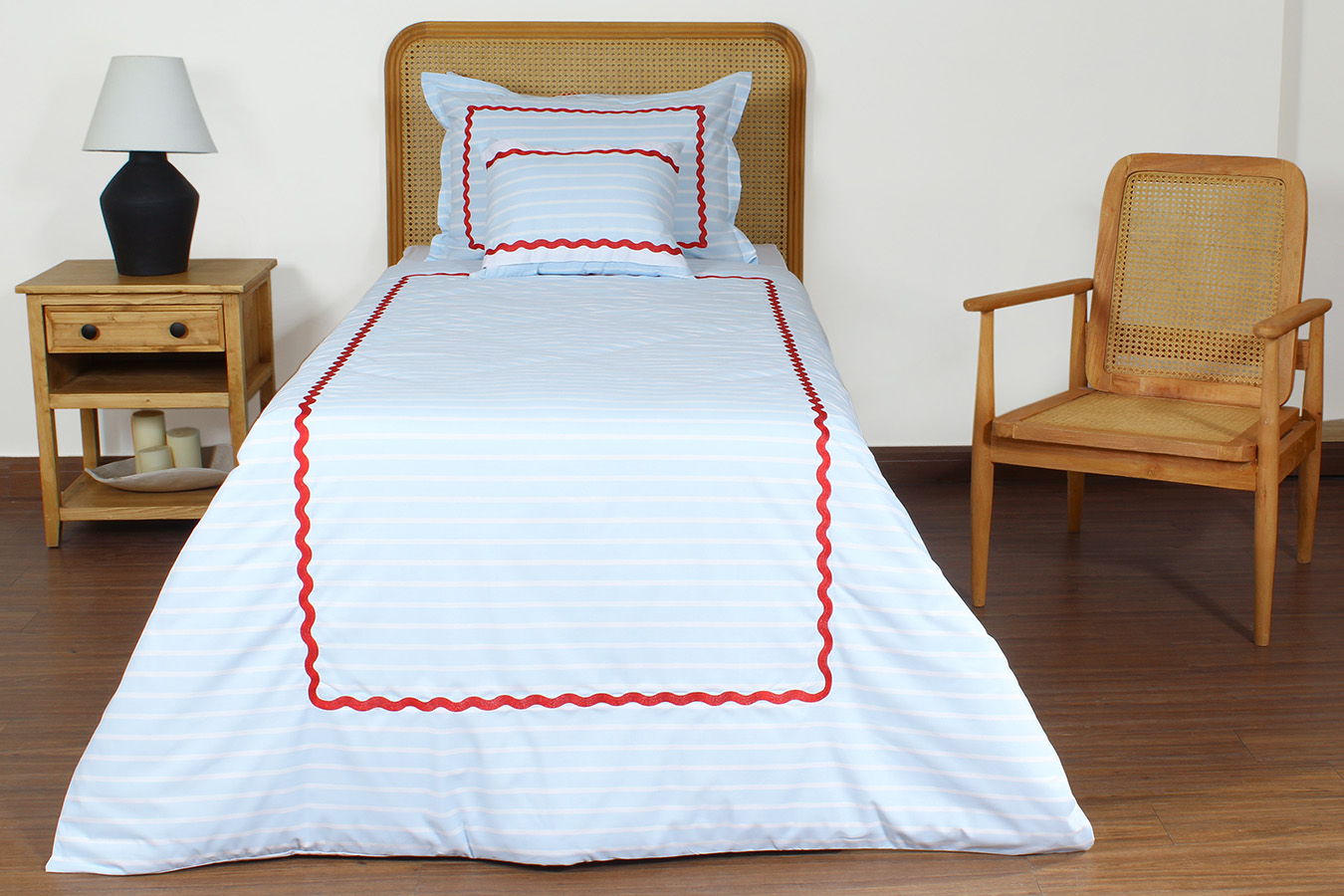 ست کاورلحاف گلدوزی طرح میراندا یک نفره 90 شش تکه رنگ موناکو2 رنگبندی 18 (11) ست لحاف وکاور بزرگسال گلدوزی یک نفره شش تکه بروجرد طرح میراندا موناکو2 رنگ 18 - Image 1