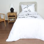 ست لحاف وکاور بزرگسال گلدوزی یک نفره پنج تکه بروجرد طرح رونالدو رنگ سفید