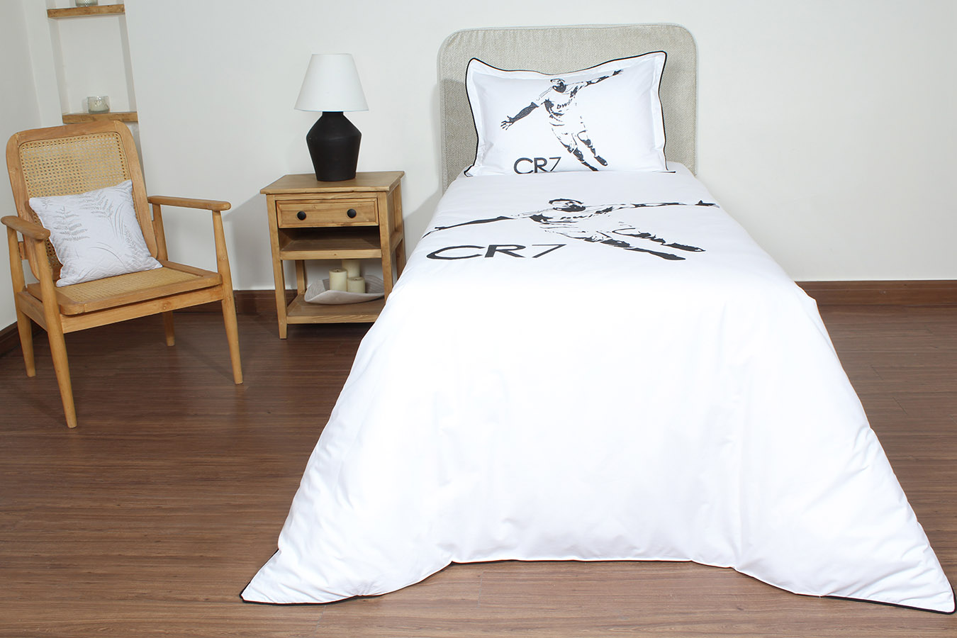 ست کاور لحاف گلدوزی طرح رونالدو یکنفره 120پنج تکه رنگ سفید .jpg (5) copy ست لحاف وکاور بزرگسال گلدوزی یک نفره پنج تکه بروجرد طرح رونالدو رنگ سفید - Image 1