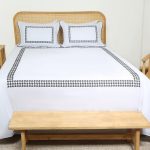 ست لحاف وکاور بزرگسال گلدوزی دو نفره هفت تکه بروجرد طرح پیردوپل رنگ طوسی روشن