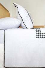 ست لحاف وکاور بزرگسال گلدوزی دو نفره هفت تکه بروجرد طرح پیردوپل رنگ طوسی روشن - Image 6