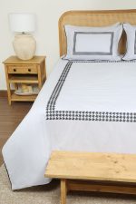 ست لحاف وکاور بزرگسال گلدوزی دو نفره هفت تکه بروجرد طرح پیردوپل رنگ طوسی روشن - Image 11