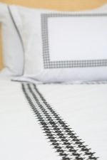 ست لحاف وکاور بزرگسال گلدوزی دو نفره هفت تکه بروجرد طرح پیردوپل رنگ طوسی روشن - Image 7