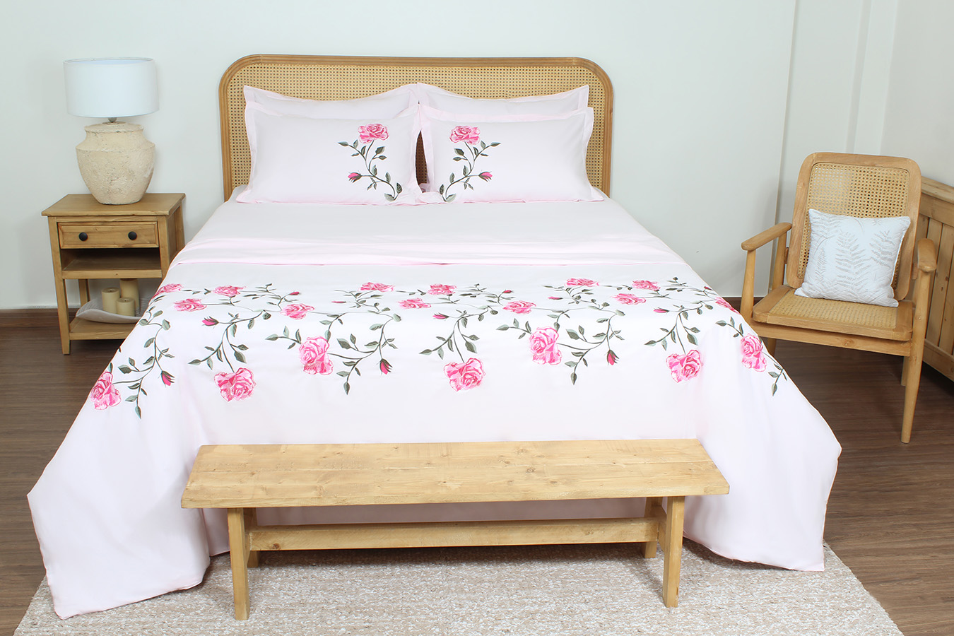 ست کاورلحاف گلدوزی طرح اسپرینگ دونفره 180 هفت تکه دو رنگ صورتی روشن 0020(1) ست لحاف وکاور بزرگسال دو نفره هفت تکه بروجرد طرح اسپرینگ رنگ صورتی روشن - Image 1