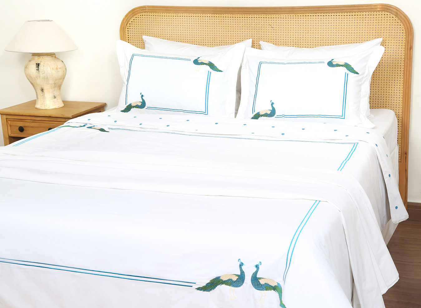 ست کاورلحاف گلدوزی طرح طاووس دونفره 180 هفت تکه دو طرح رنگ سفید کد 084801(3) ست لحاف وکاور بزرگسال گلدوزی دو نفره هفت تکه بروجرد طرح طاووس رنگ سفید - Image 1