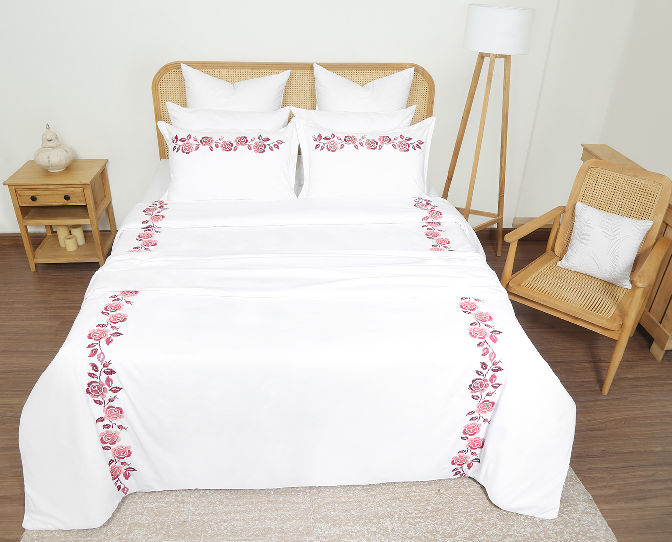 ست کاورلحاف گلدوزی طرح فلاور دونفره 180 هفت تکه دو طرح رنگ سفید کد084801(10) ست لحاف وکاور بزرگسال گلدوزی دو نفره هفت تکه بروجرد طرح فلاور رنگ سفید - Image 1