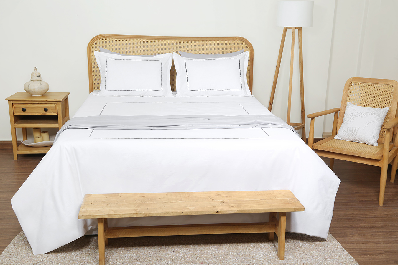 ست کاورلحاف گلدوزی طرح لاین دونفره 180 هفت تکه دو طرح رنگ سفید کد084801(2) ست لحاف وکاور بزرگسال گلدوزی دو نفره هفت تکه بروجرد طرح لاین رنگ سفید - Image 1