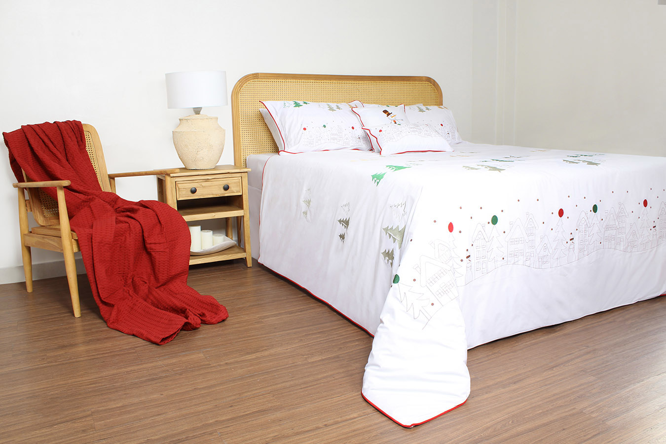 ست کاورلحاف گلدوزی طرح رودولف دونفره 180 نه تکه رنگ سفید کد084801 (2) ست لحاف وکاور بزرگسال گلدوزی دو نفره نه تکه بروجرد طرح رودولف رنگ سفید - Image 1