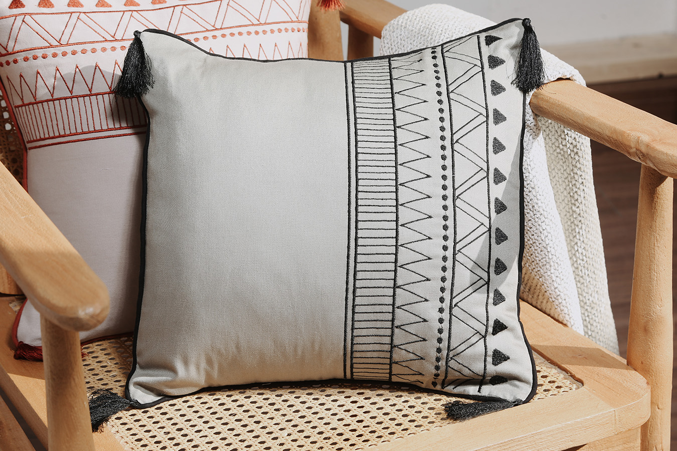 کوسن گلدوزی طرح کمند 4040 کالیته 114059 رنگ زیتونی کد0040 (6) کوسن گلدوزی طرح کمند 40*40 بروجرد رنگ زیتونی - Image 1