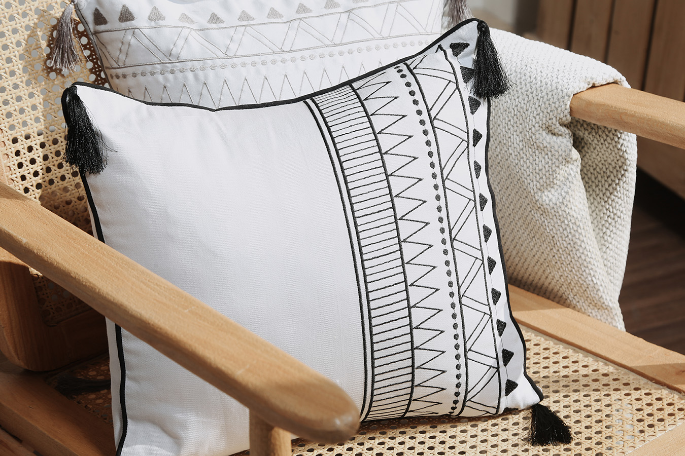 کوسن گلدوزی طرح کمند 4040 کالیته 114059 رنگ طوسی کد0030 (6) کوسن گلدوزی طرح کمند 40*40 بروجرد رنگ طوسی - Image 1