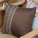 کوسن گلدوزی طرح کمند 40*40 بروجرد رنگ قهوه ای روشن