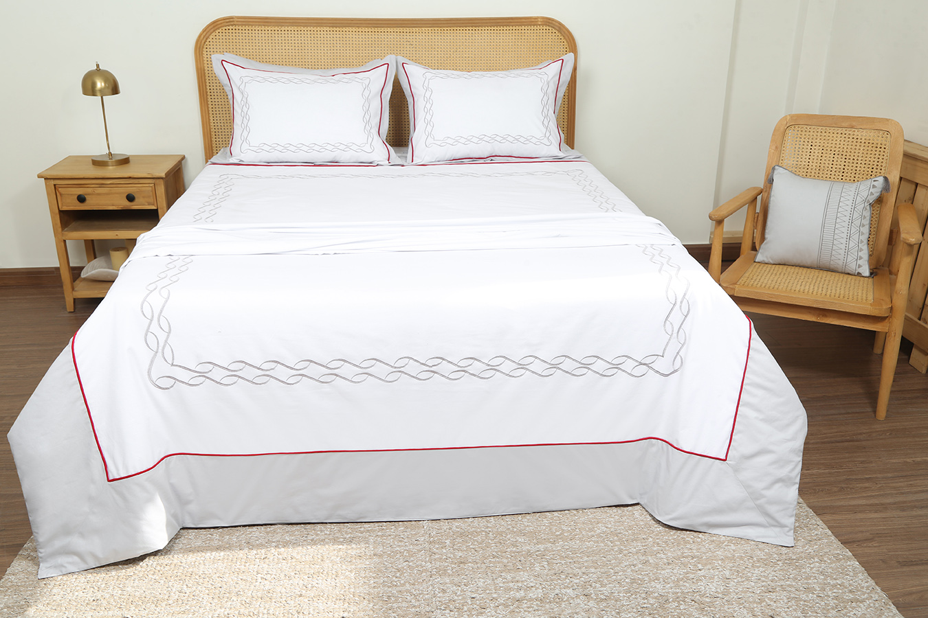 ست کاورلحاف گلدوزی طرح لامبرت دونفره 180 هفت تکه رنگ سفید کد 084801 (9) ست لحاف وکاور بزرگسال گلدوزی دو نفره هفت تکه بروجرد طرح لامبرت رنگ سفید - Image 1