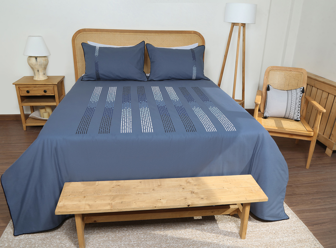 ست کاورلحاف گلدوزی طرح لراتو دونفره 180 هفت تکه رنگ آبی نفتی کد 0060 (3) ست لحاف وکاور بزرگسال گلدوزی دو نفره هفت تکه بروجرد طرح لراتو رنگ آبی نفتی - Image 1