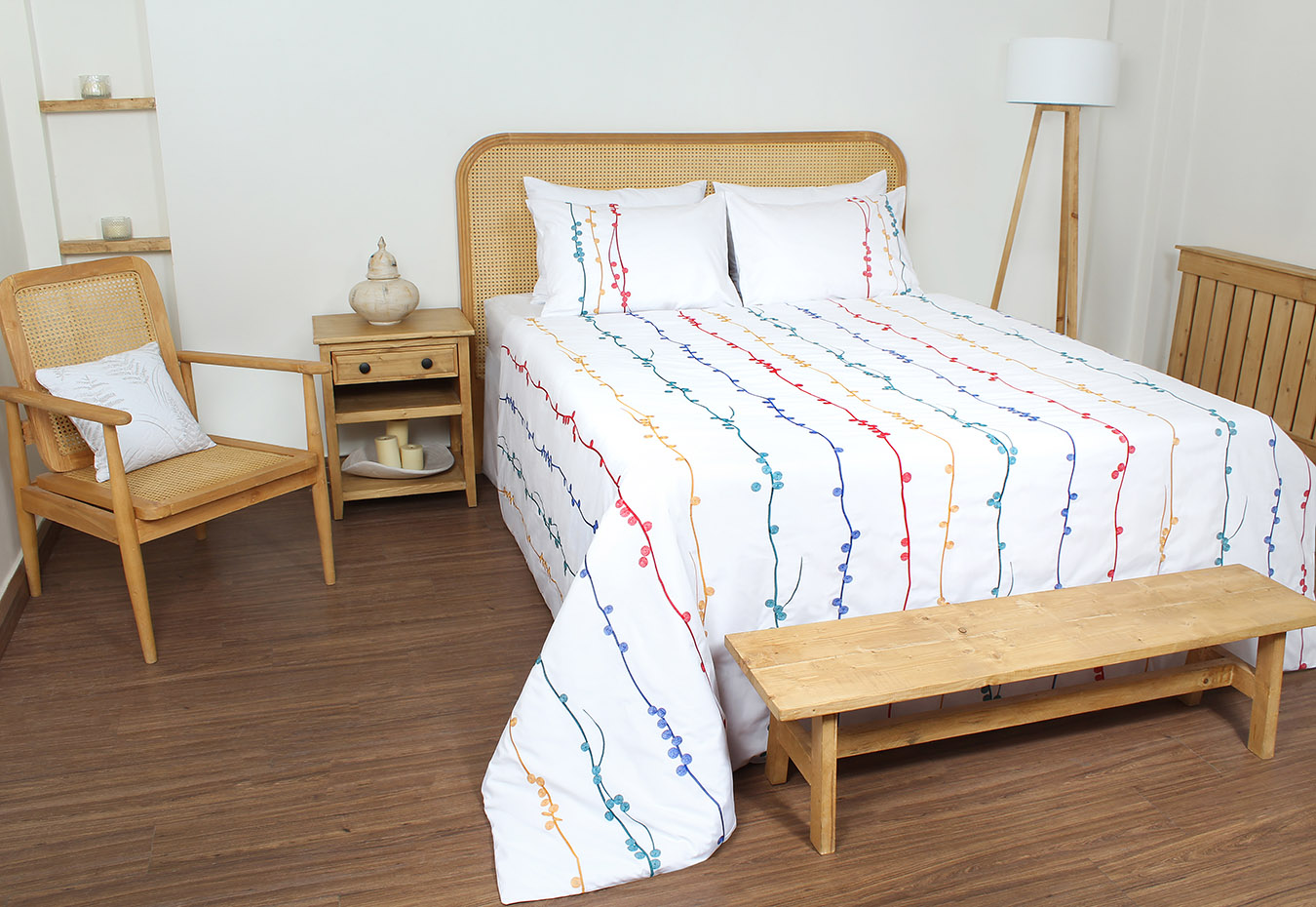 ست کاورلحاف گلدوزی طرح کلاریسا دونفره180 شش تکه رنگ سفید084801 (4) ست کاور لحاف بزرگسال گلدوزی دو نفره شش تکه بروجرد طرح کلاریسا رنگ سفید - Image 1